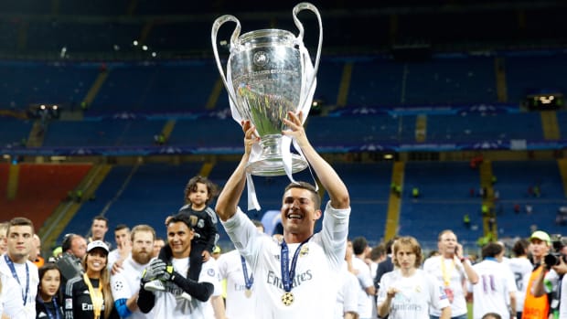 champions-league-trophy-ronaldo.jpg